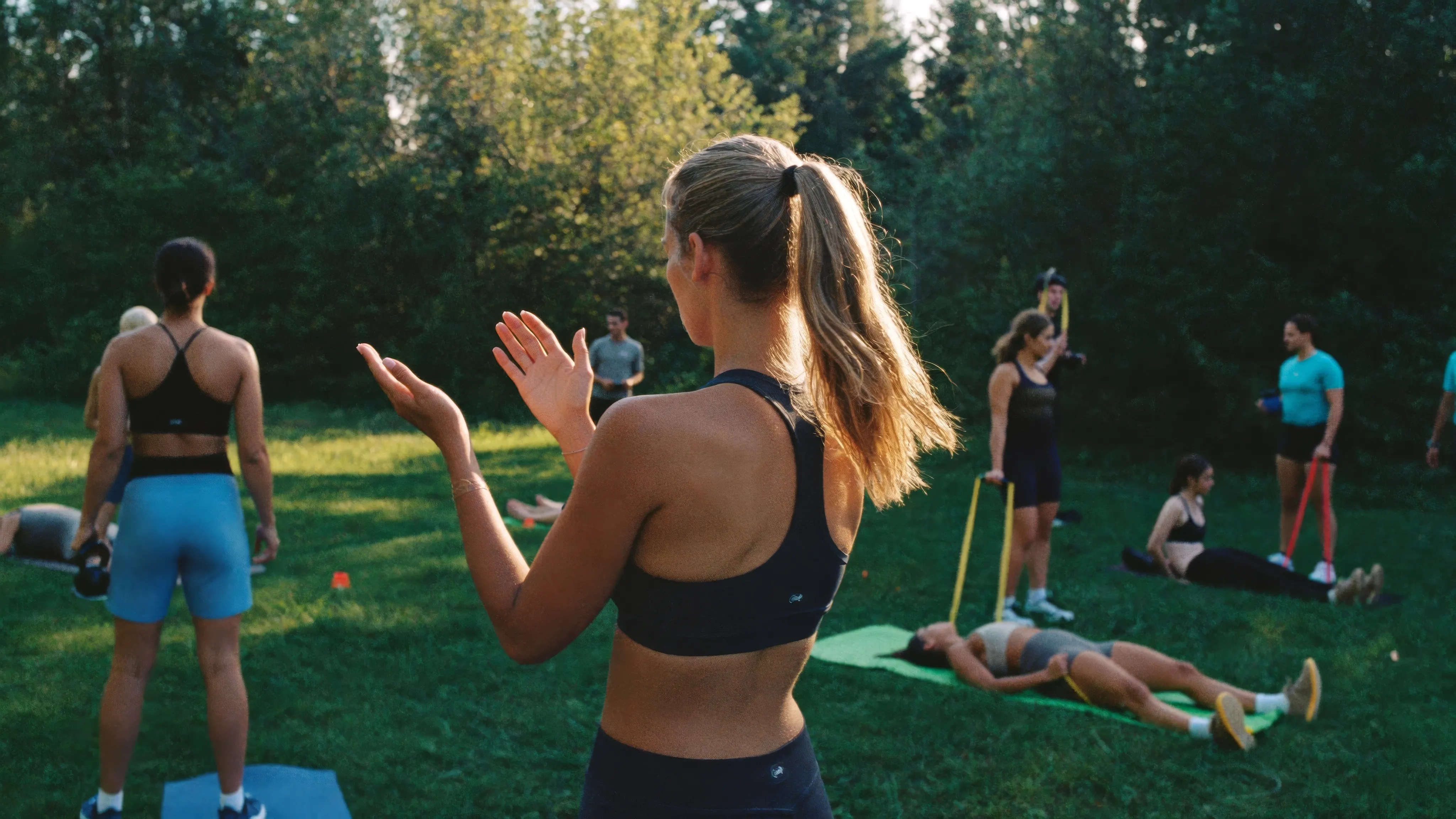 Nina von Soulway leitet ein Outdoor-Team-Training